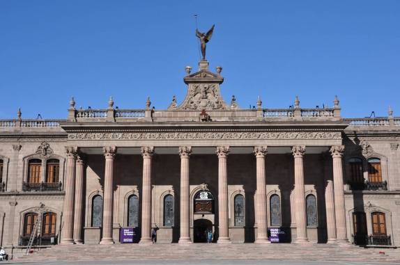 Prédio público em estilo clássico, em Monterrey, no norte do México